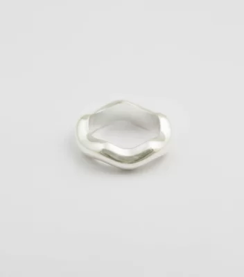 Syster P Bolded Wavy Ring Shiny Silver