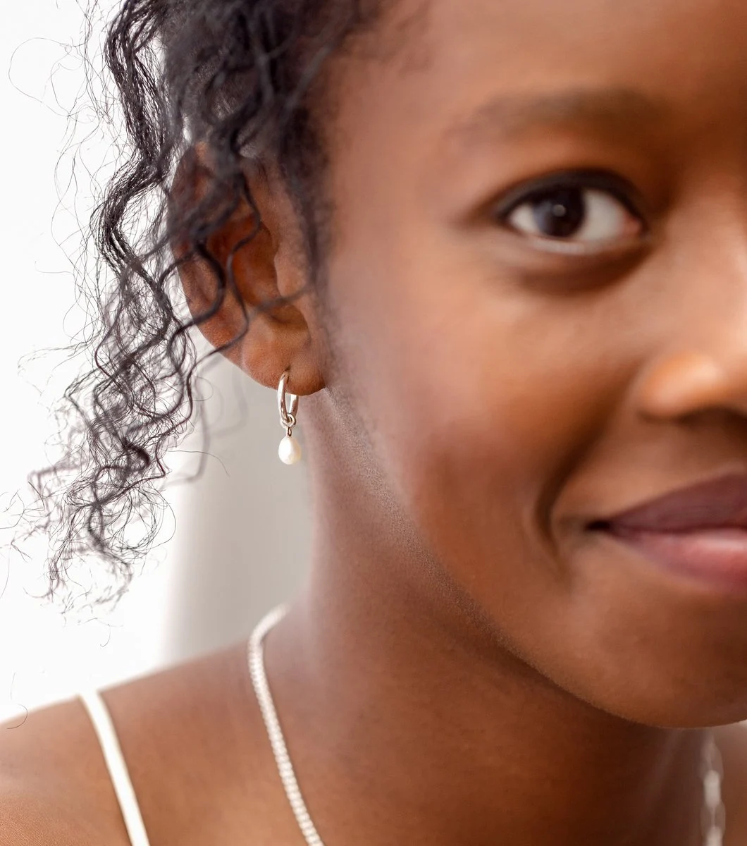 Syster P Treasure Pearl Hoops Silver