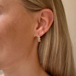 Snö Minna Small Ring Branch Earring, Grenformade örhängen med glasstenar som passar alla tillfällen.