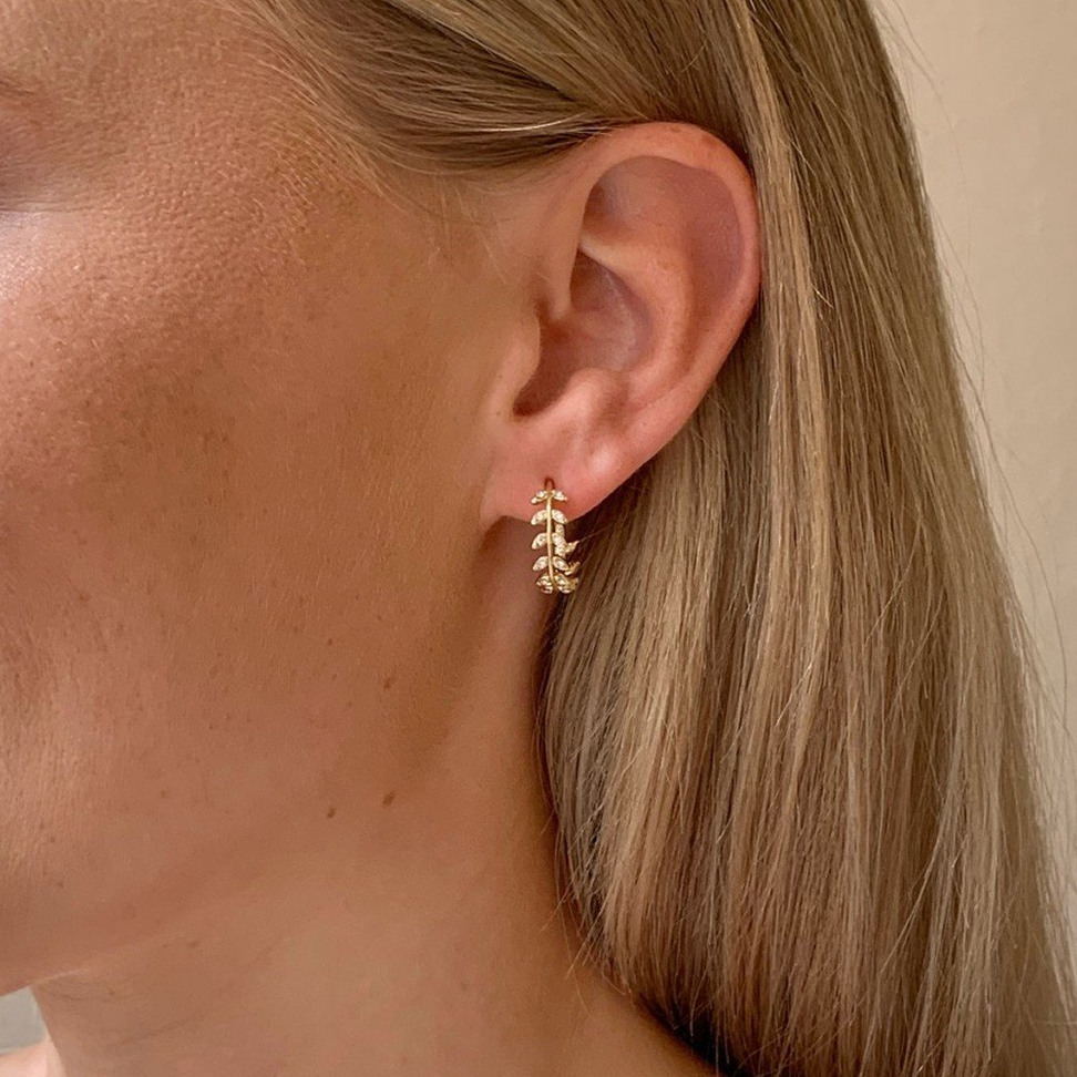 Snö Minna Small Ring Branch Earring, Grenformade örhängen med glasstenar som passar alla tillfällen.