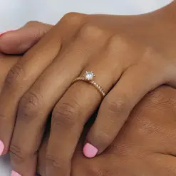 Schalins LOVE 02 rödguldsring på hand