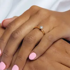 Schalins Love 01 rödguld ring på hand