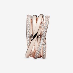 Ring med glittrande och polerade linjer