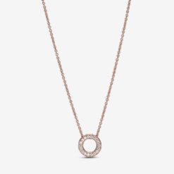 Halsband med Pandoras logotyp