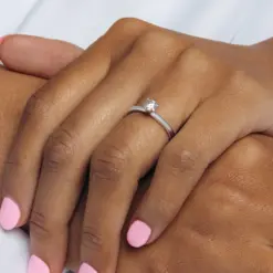 Schalins LOVE 01 vitguldsring på hand