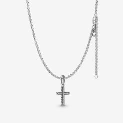 Klassisk halsband med glittrande kors hänga