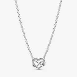 Glittrande halsband med evighetstecken