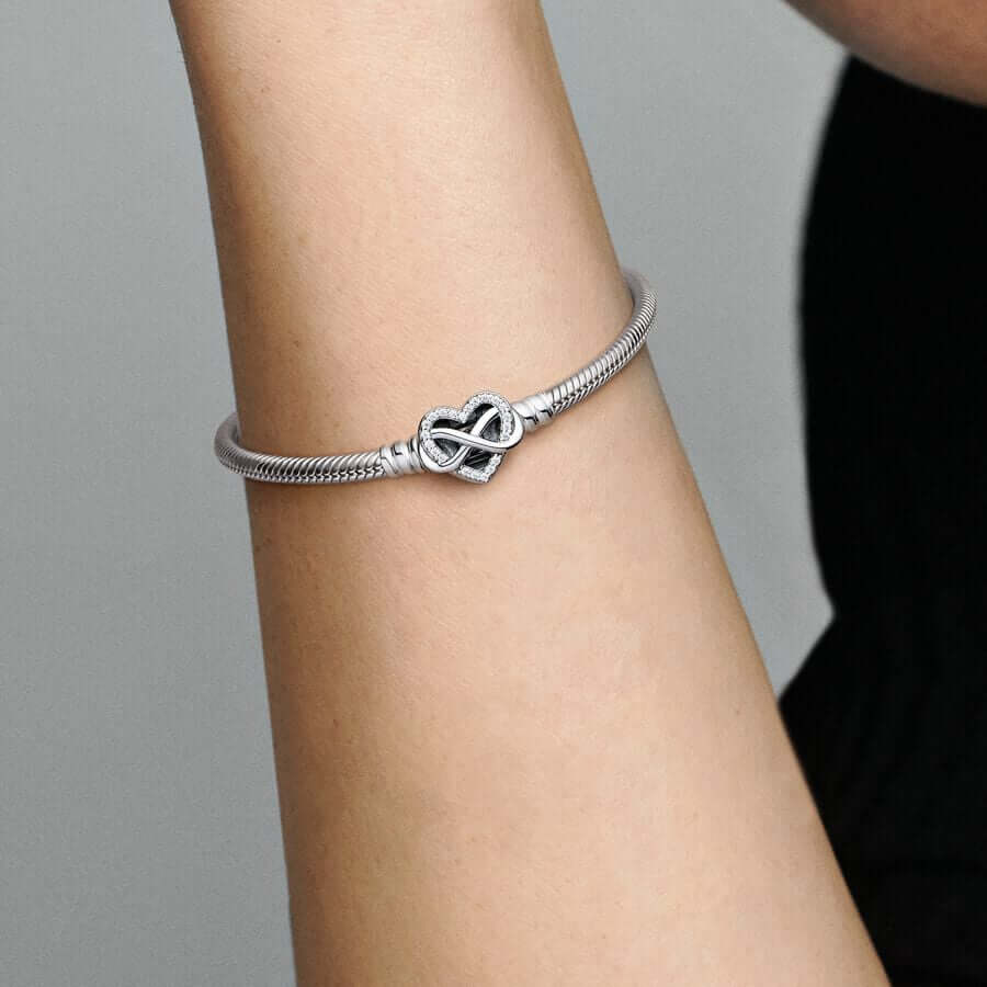 Pandora Moments glittrande ormkedjearmband med hjärtlås