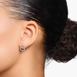 Örhängen med färgglada stenar