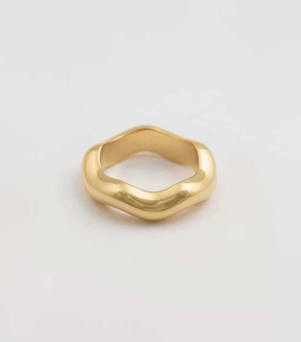 Syster P Bolded Wavy Ring Shiny Gold