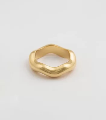 Syster P Bolded Wavy Ring Shiny Gold