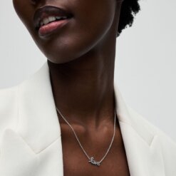 Halsband med glittrande kärleksbudskap