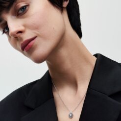 Glittrande hängsmycke och halsband