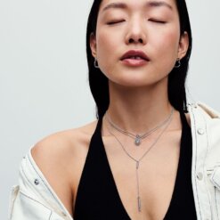 Halsband med glittrande kärleksbudskap