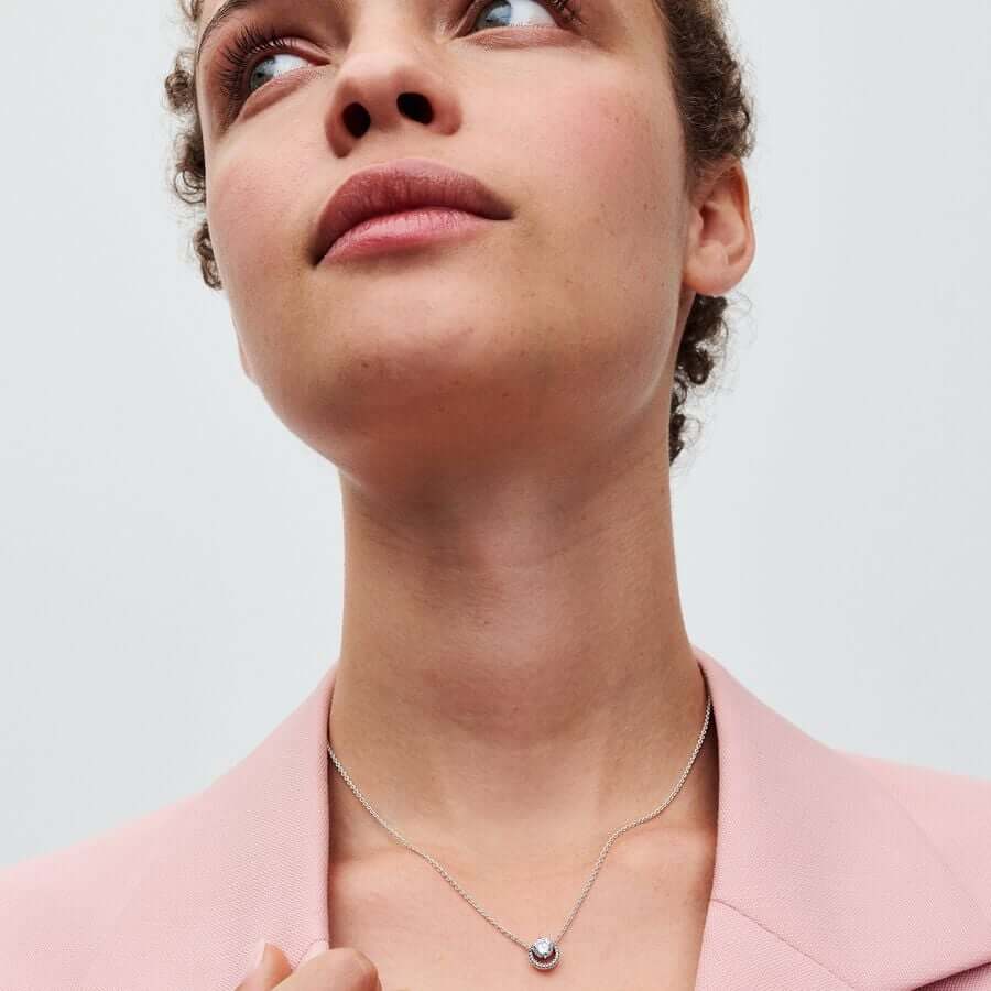 Collierhalsband med glittrande runt hänge