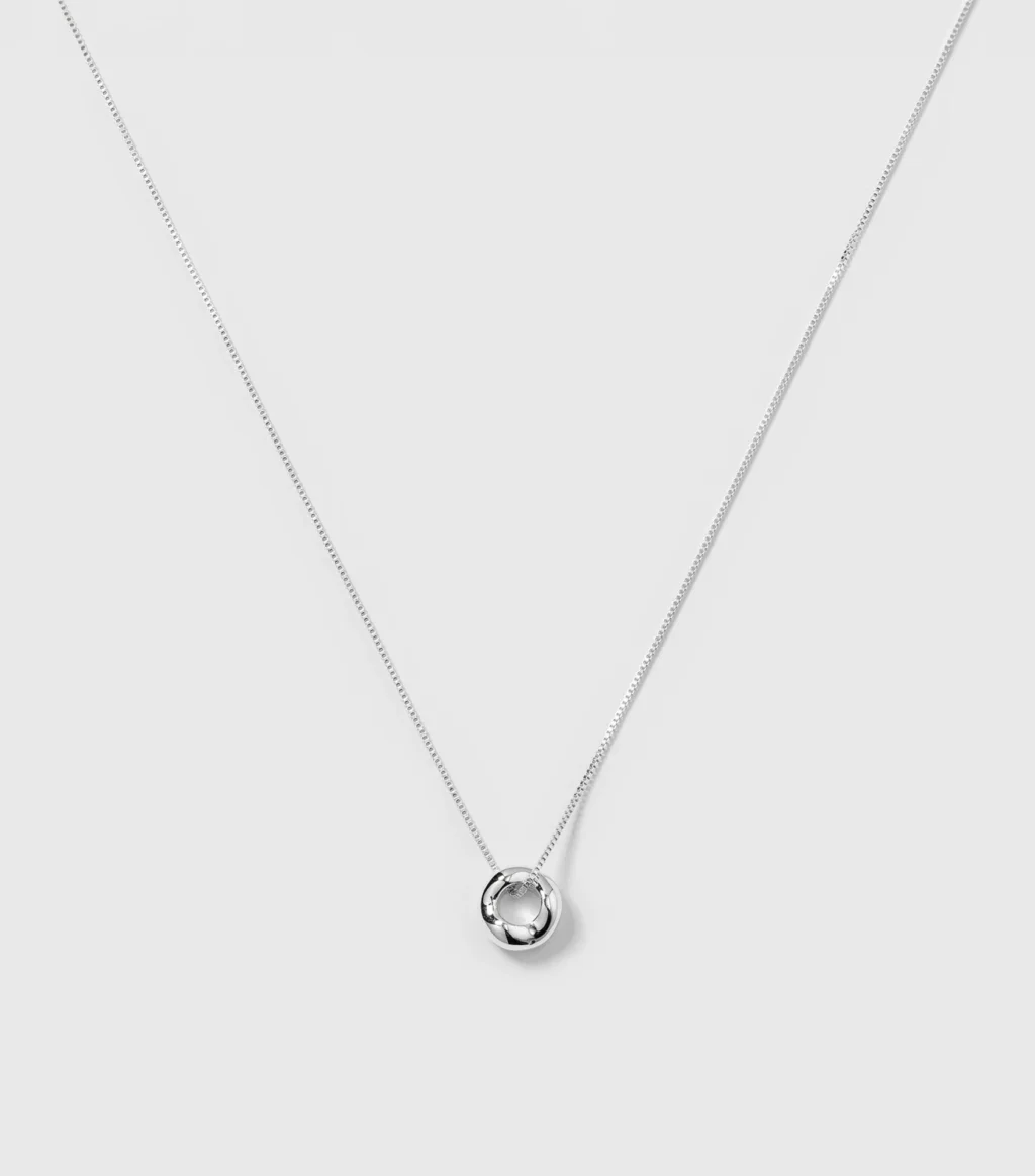 Syster P Bolded Wavy Necklace Silver