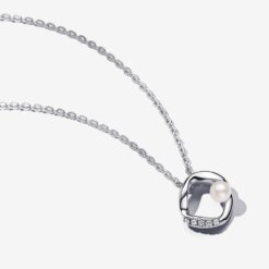 Halsband med hängsmycke med organiskt formade och behandlade sötvattenspärlor
