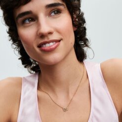 Glittrande halsband med evighetstecken