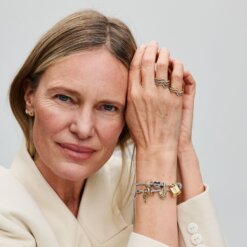 Glittrande stiftörhängen med en evighetssymbol