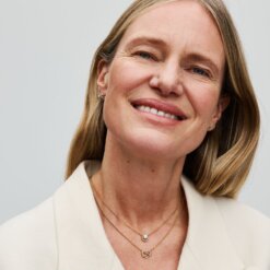 Glittrande halsband med evighetstecken