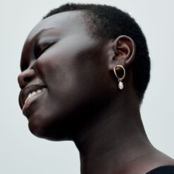 Örhängen med organiskt formade cirklar och barockbehandlade, odlade sötvattenspärlor