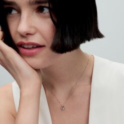 Halsband med hängsmycke med organiskt formade och behandlade sötvattenspärlor