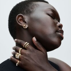 Stiftörhängen med organiskt formade cirklar och behandlade odlade sötvattenspärlor