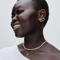 Halsband med hängsmycke med organiskt formade och behandlade sötvattenspärlor