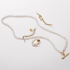 Stiftörhängen med organiskt formade cirklar och behandlade odlade sötvattenspärlor