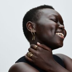 Organiskt formade stiftörhängen