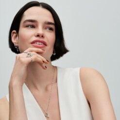 Halsband med hängsmycke i form av ett organiskt hjärta