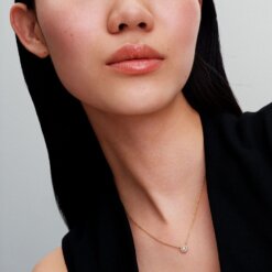 Glittrande hängsmycke och halsband