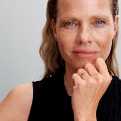 Ring med rund skimrande halo