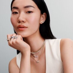 Halsband med glittrande rosett