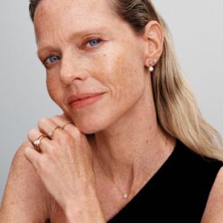 Glittrande hängsmycke och halsband