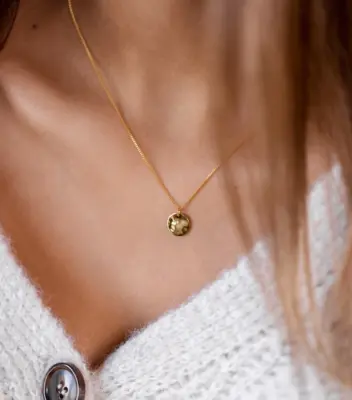 Syster Minimalistica Hammered Necklace Gold