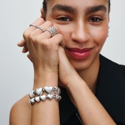 Ring med en rad av hjärtan