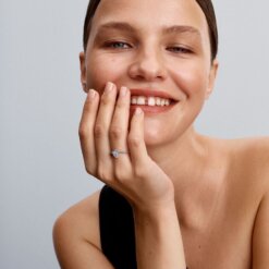 Vågig ring med hjärtformad sten