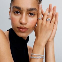 Vågig ring med hjärtformad sten