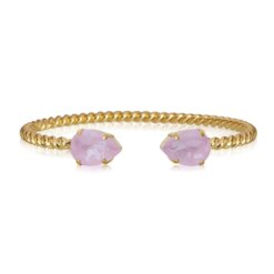 Mini Drop Bracelet Soft Pink, Vårt klassiska Mini Drop Bracelet är en stilfull detalj på din handled och gnistrar tack vare sina två droppformade kristaller av högsta kvalitet. Armbandet har en känsla av rep tack vare den vackert vridna metallen. Storleken kan justeras för att passa just din handled. Detta eleganta och gnistrande smycke passar alla tillfällen.