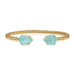 Mini Drop Bracelet Soft Mint. Vårt klassiska Mini Drop Bracelet är en stilfull detalj på din handled och gnistrar tack vare sina två droppformade kristaller av högsta kvalitet. Armbandet har en känsla av rep tack vare den vackert vridna metallen. Storleken kan justeras för att passa just din handled. Detta eleganta och gnistrande smycke passar alla tillfällen.