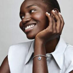 Blue Butterfly & Quote är en dubbel hängberlock som kombinerar en vacker fjärilsdesign med en inspirerande text.