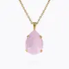 Mini Drop Necklace är ett klassiskt halsband med en gnistrande droppformad kristall av högsta kvalitet. Detta halsband ger en elegant touch till varje tillfälle med sin tidlösa design. Mini Drop Necklace / Soft Pink