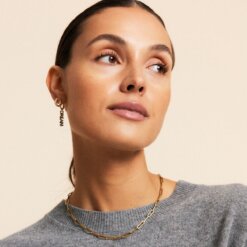 Drömmarnas örhängen ser vi i Dream hoops med fint utskuren text, ett örhänge du älskar att bära jämt och ge bort som present.