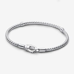 Kedjearmband med lås och nitar är ett trendigt och personligt smycke som passar perfekt för den som vill skapa en unik stil.