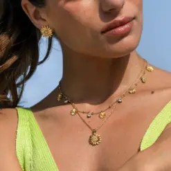 Daisy Collection ger din stil en tidlös elegans med en lekfull touch, inspirerad av en blommande tusenskönas skönhet. Perfekta för alla tillfällen, från vardagens outfits till speciella festligheter, passar Daisy Collection dig som älskar smycken som är både lekfulla och stilrent eleganta. Daisy Collection finns som örhängen, halsband och ring.