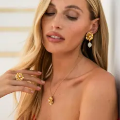 Blossom Necklace fångar naturens skönhet med en cool blomdesign centrerat av en glittrande kristall.