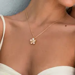 May Necklace utstrålar enkel elegans. Designen är en blomma formad av kristaller som skimrar vackert i ljuset.