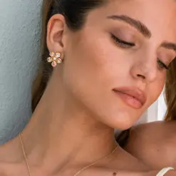 Låt oss presentera May Earrings! Varje örhänge är utformat som en blomma, med kristaller som glittrar mjukt i ljuset. Dessa örhängen är perfekta för alla tillfällen, vare sig du klär upp dig för ett speciellt event eller vill tillföra lite glamour till vardagen. Storlek: 1,9 cm Plätering: 18K Guld / Rhodium Världens högsta kvalité på kristaller Graverad logotyp Designad i Sverige, handgjord i Grekland