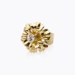 Dra blickar till dig med Blossom Ring, ett statement-smycke som garanterat ger komplimanger! En imponerande kristall pryder mitten av den texturerade blomdesignen.